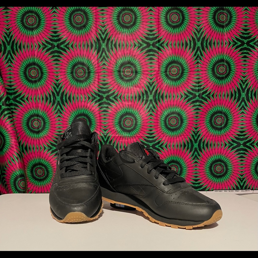 Classic black Reeboks. NWT.🖤You’ll 🖤them!!